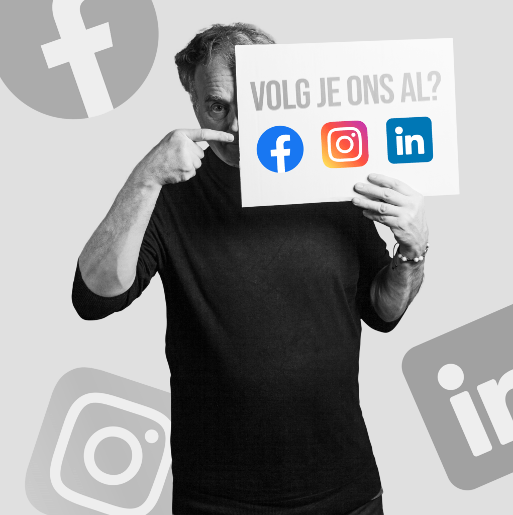 Maurits met tekstbordje:'Volg je ons al op Facebook, Insta en LinkedIn?'